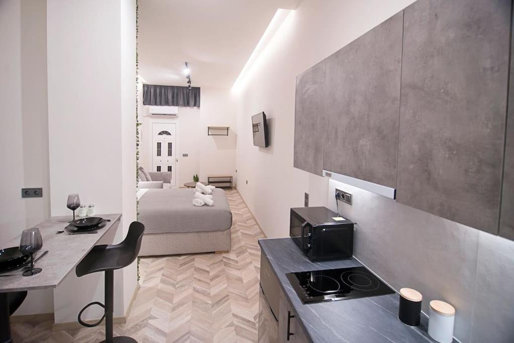 Joy's Modern-chic * Kalamata